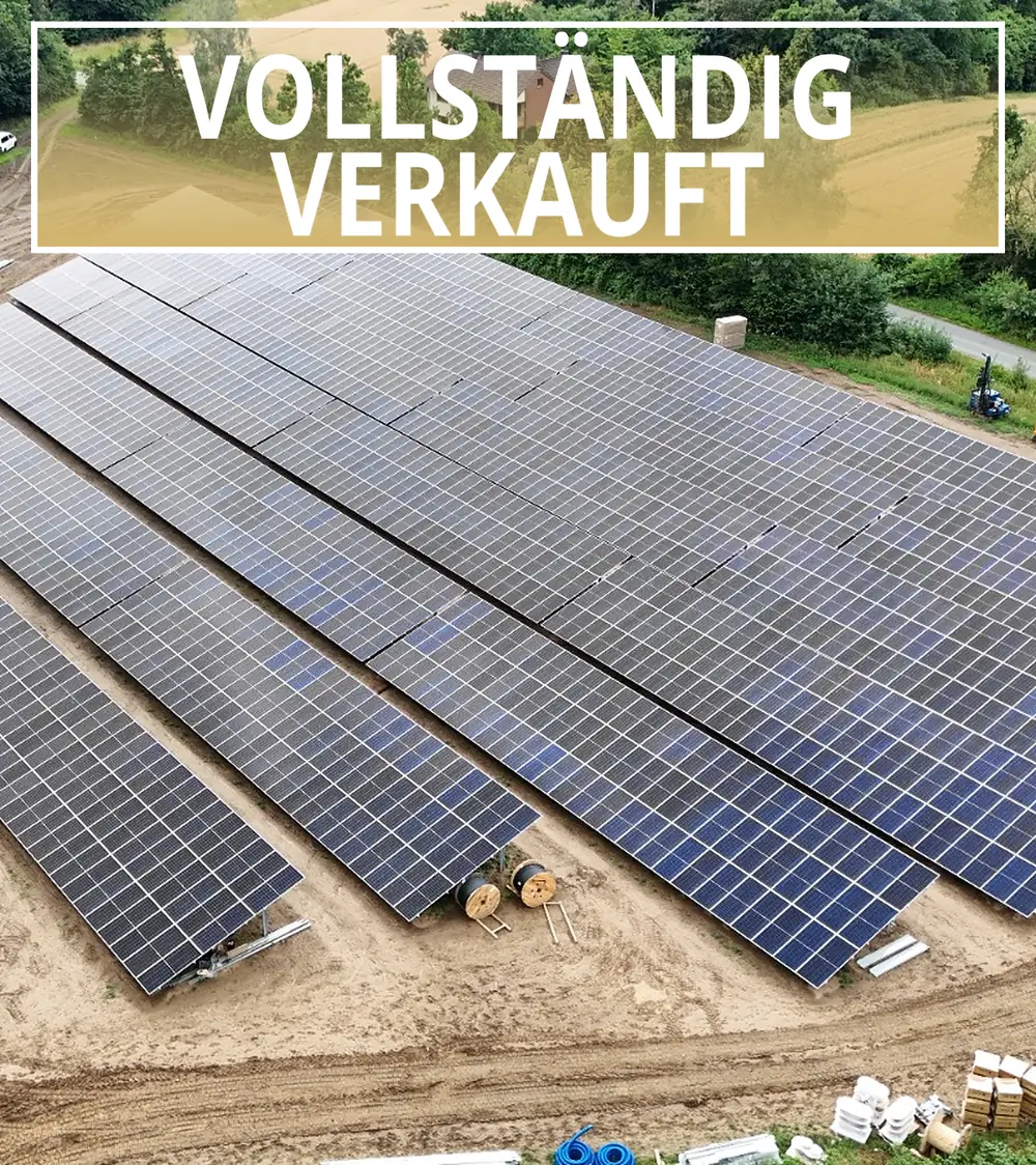 Drohnenaufnahme des Solarparks Porta Westfalica von Grötsch & Partner: moderne PV-Freiflächenanlage als IAB-Investment