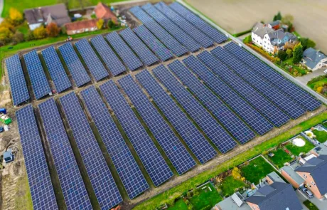 Luftaufnahme des Solarparks Rödinghausen von Grötsch & Partner – moderne PV-Freiflächenanlage als IAB-Investment