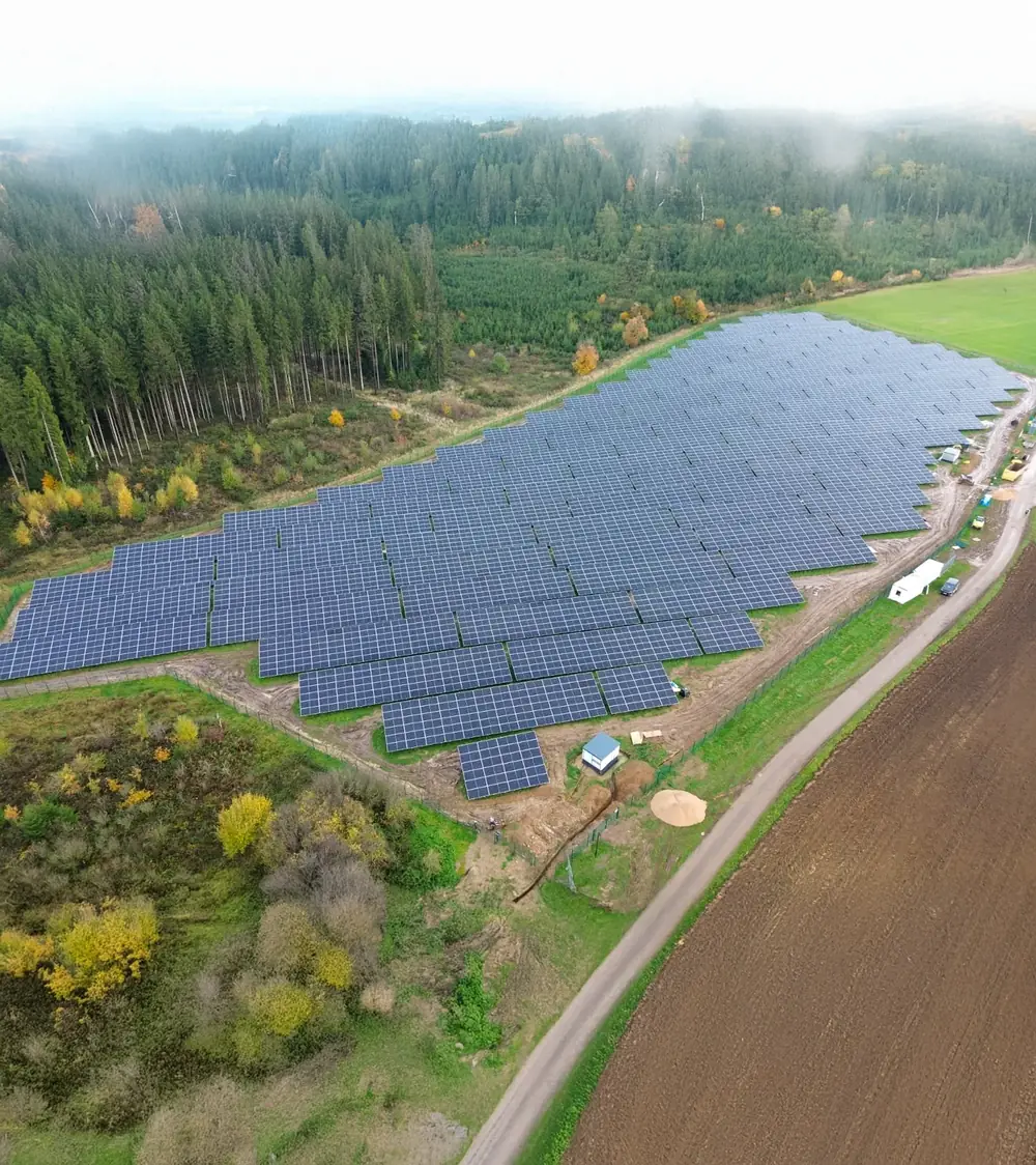 Blick auf die PV-Anlage Üttfeld bei leicht bewölktem Himmel