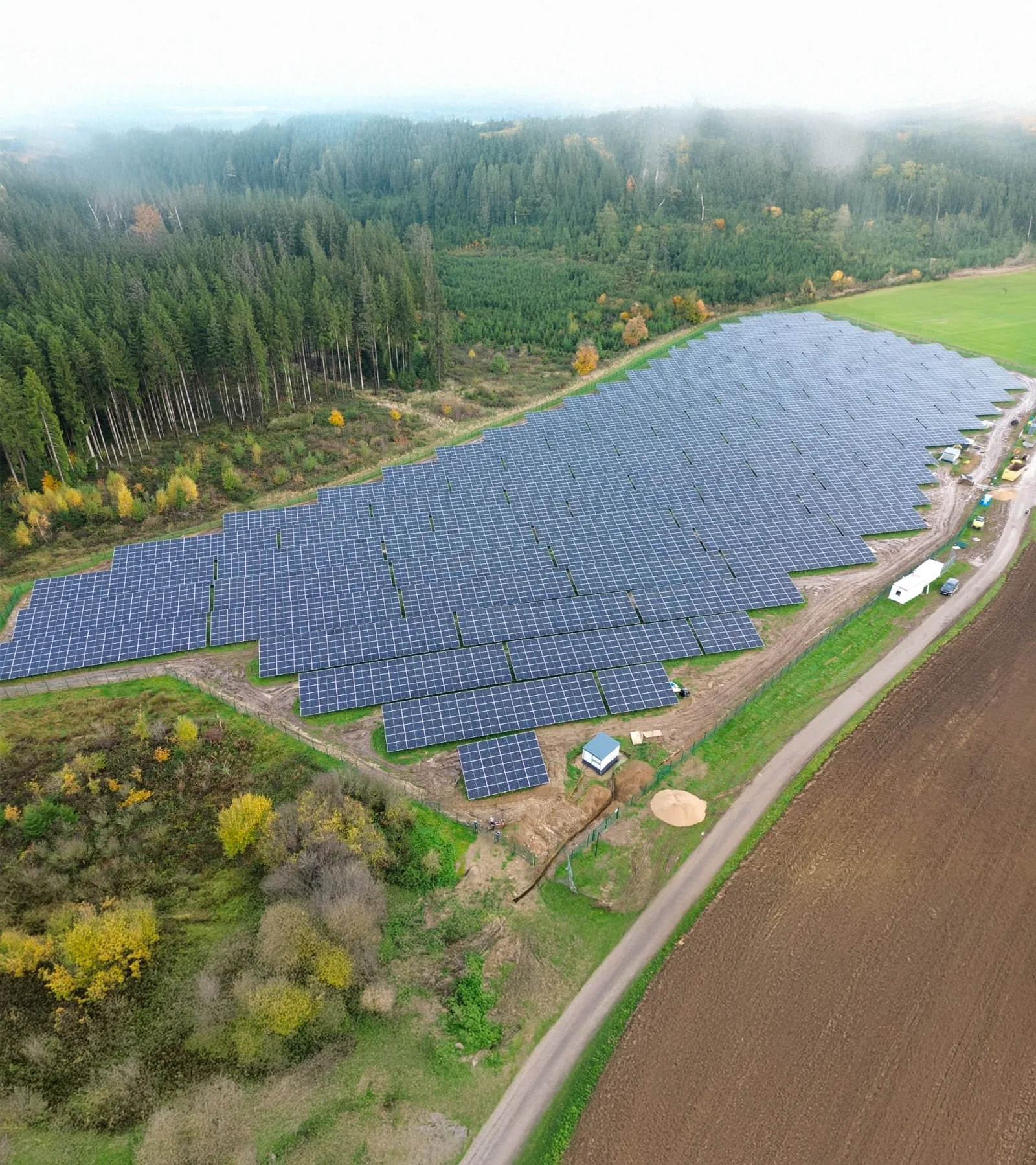 Blick auf die PV-Anlage Üttfeld bei leicht bewölktem Himmel
