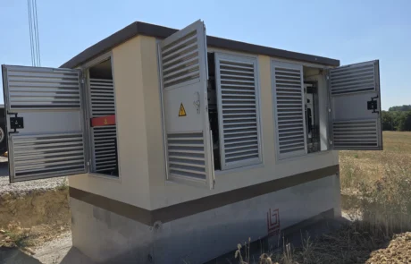 Übergabestation in Betonfertigteilbauweise mit geöffneten Lamellentüren auf dem Fundament, Solarpark Mulfingen, Hohenlohekreis