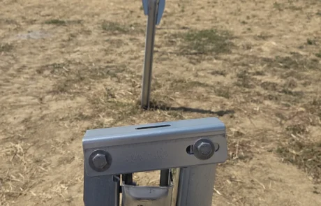 Nahaufnahme eines gerammten C-Profil-Pfostens mit Pfostenkopf und handschriftlicher Reihenkennzeichnung, Pfostenreihen im Hintergrund, Solarpark Mulfingen