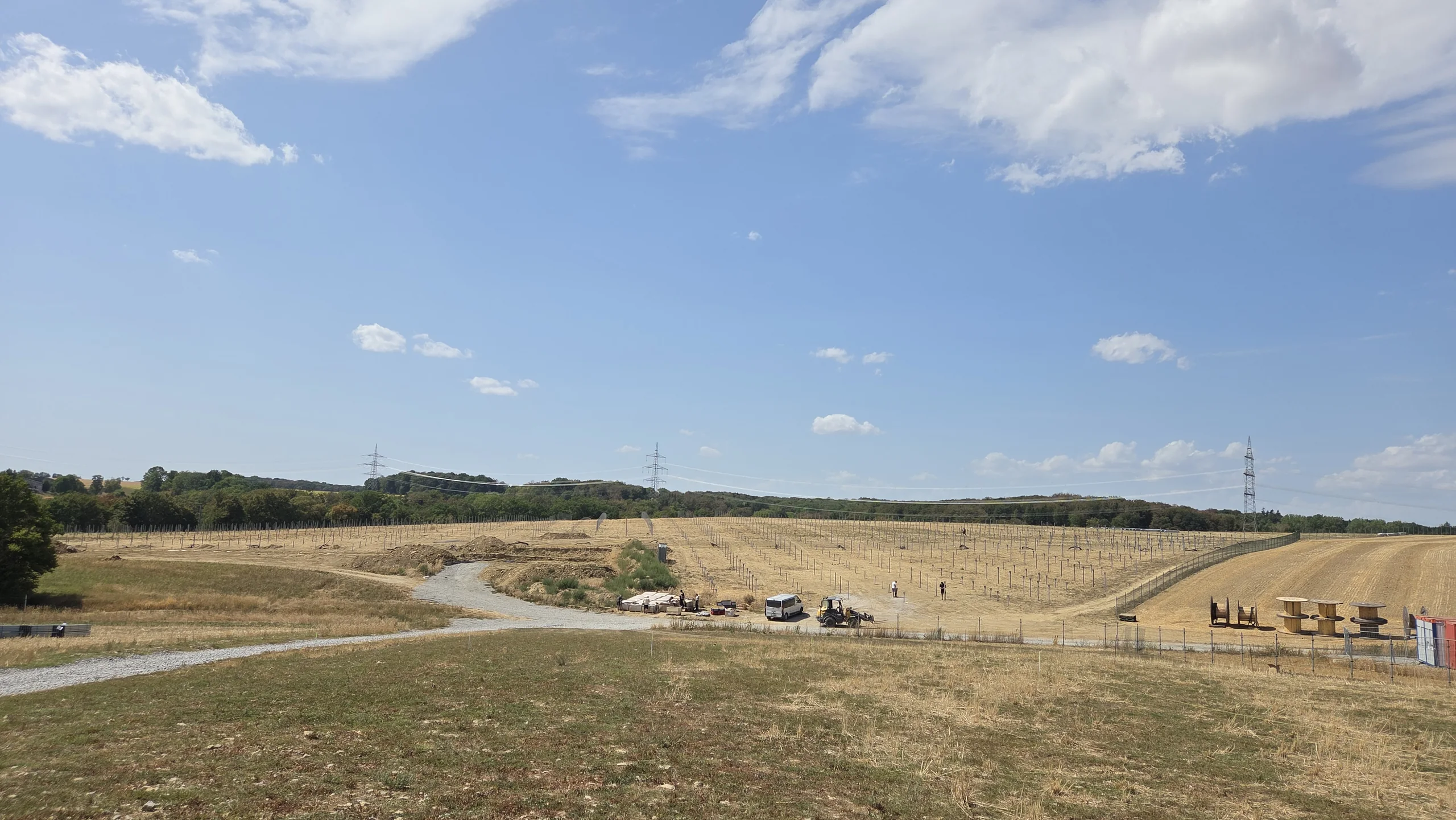 Solarpark Mulfingen I Gesamtansicht Gesamtansicht Baufeld Solarpark Mulfingen im Hohenlohekreis, Baden-Württemberg – PV-Freiflächenanlage Mulfingen I mit 17.173 kWp im Bau