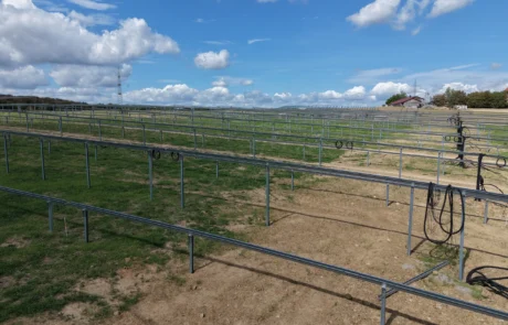 Luftbild der montierten Unterkonstruktion mit Quer- und Längsträgern und abgehängten DC-Leitungen, Solarpark Mulfingen II mit 9.750 kWp