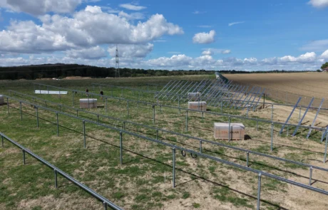 Luftbild des Baufelds mit montierter Unterkonstruktion und angelieferten Modulpaletten, Solarpark Mulfingen II, Hohenlohekreis