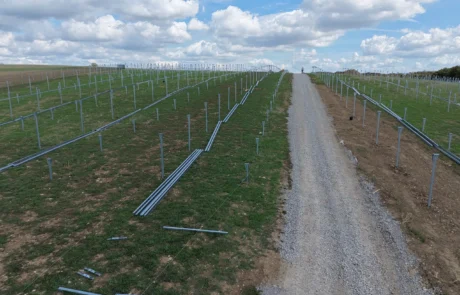 Luftbild über den Fahrweg zwischen den Pfostenreihen des Solarparks Mulfingen II, Baden-Württemberg