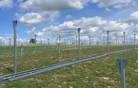 Montierte Unterkonstruktion mit Modulschienen und verlegten DC-Kabeln, Solarpark Mulfingen II, Baden-Württemberg
