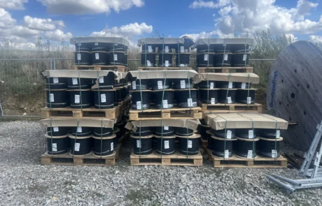 Angelieferte DC-Kabeltrommeln auf Paletten am Baufeld des Solarparks Mulfingen II, Hohenlohekreis