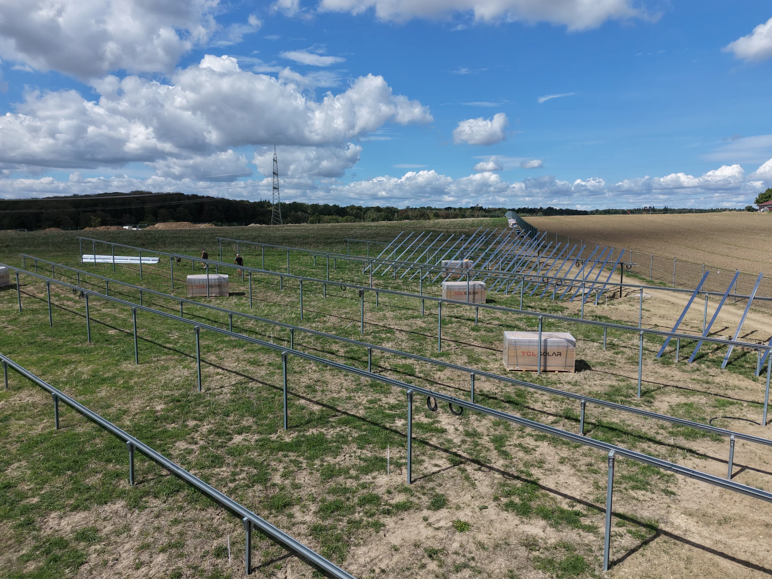 Solarpark Mulfingen II Gesamtansicht Gesamtansicht des Baufelds Solarpark Mulfingen II am Oberen Railhof, Hohenlohekreis, Baden-Württemberg – PV-Freiflächenanlage mit 9.750 kWp im Bau
