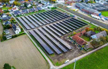 Drohnenaufnahme der Modulfelder der PV-Anlage Rödinghausen