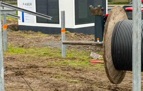 Fertig aufgestellte Trafostation der PV-Anlage Rödinghausen