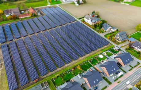 Drohnenperspektive auf die Modulreihen der PV-Anlage Rödinghausen