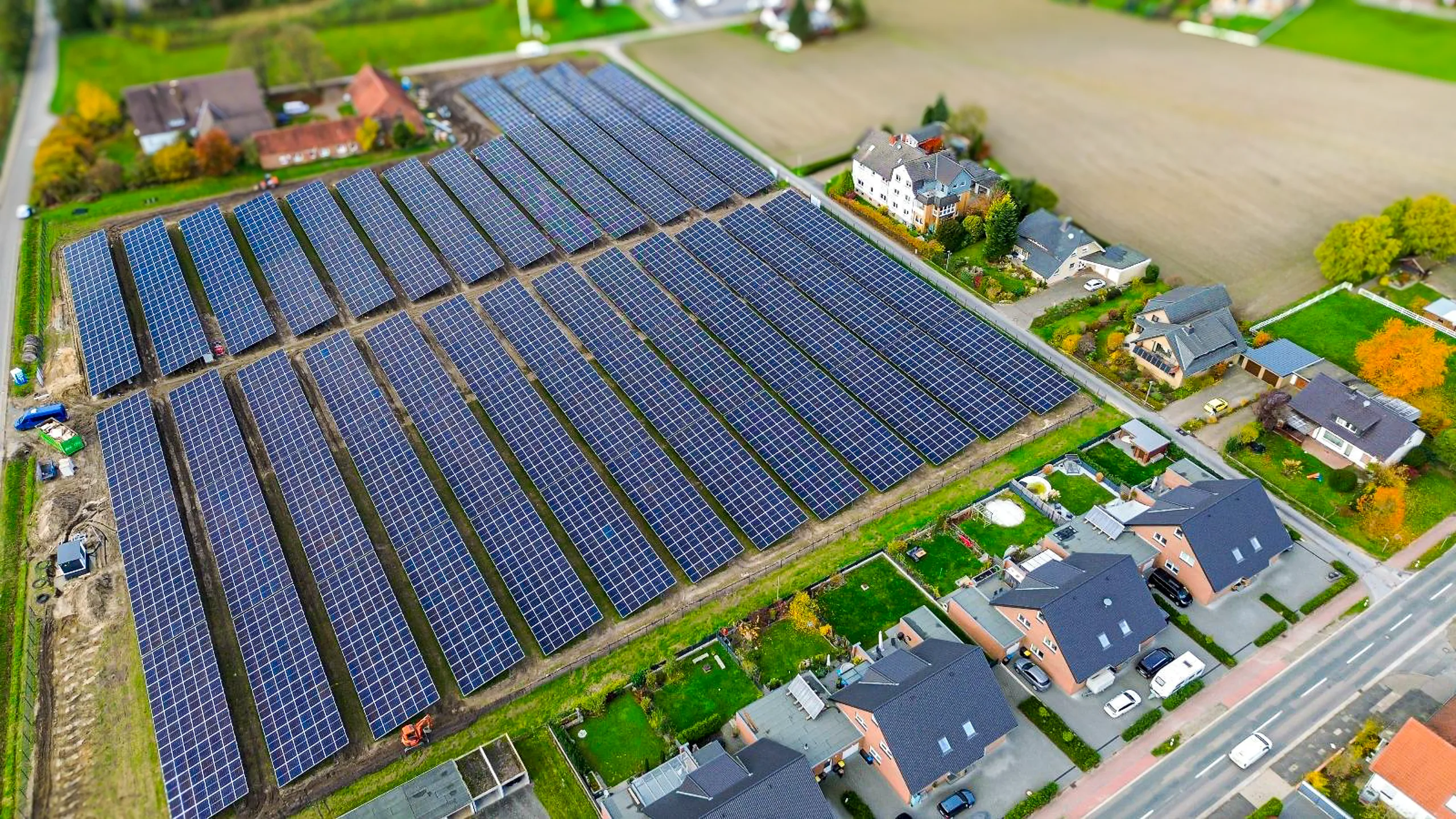 groetsch-partner-pv-roedinghausen-3200kwp–2 Drohnenperspektive auf die Modulreihen der PV-Anlage Rödinghausen