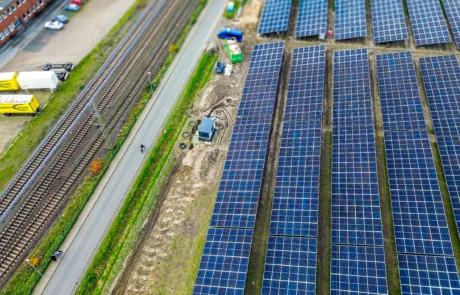 Luftaufnahme mit Trafostation und PV-Feldern im Solarpark Rödinghausen