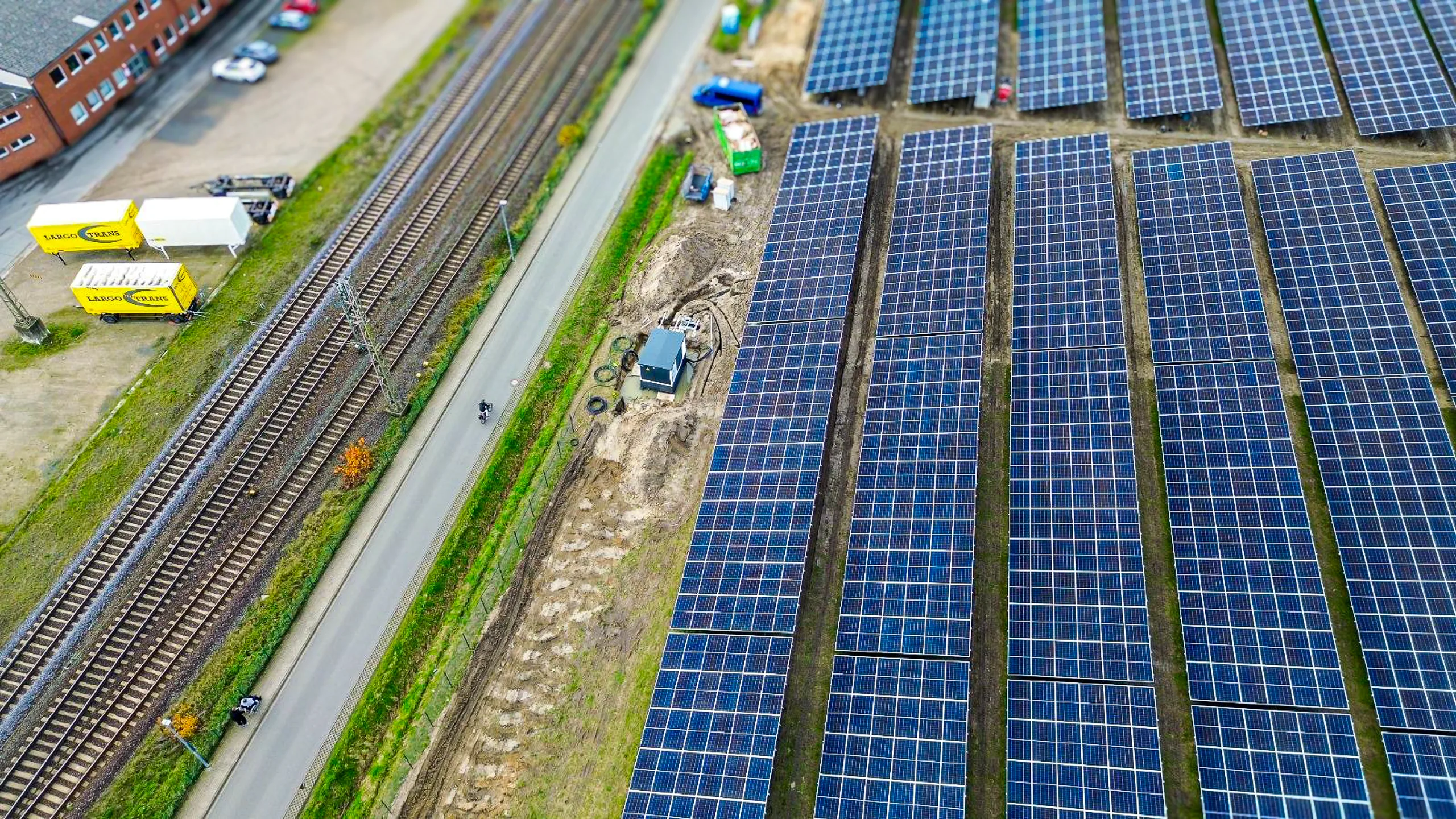 groetsch-partner-pv-roedinghausen-3200kwp–3 Luftaufnahme mit Trafostation und PV-Feldern im Solarpark Rödinghausen