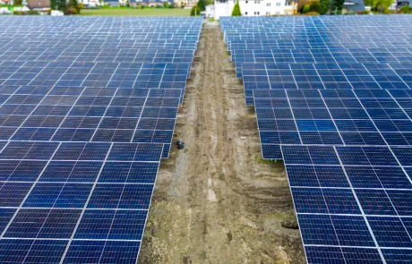 Drohnenbild mit sichtbaren Kabeltrassen der PV-Anlage Rödinghausen
