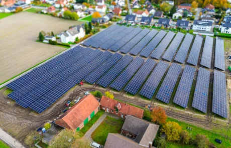 Luftbild: PV-Freiflächenanlage Rödinghausen eingebettet in die Landschaft