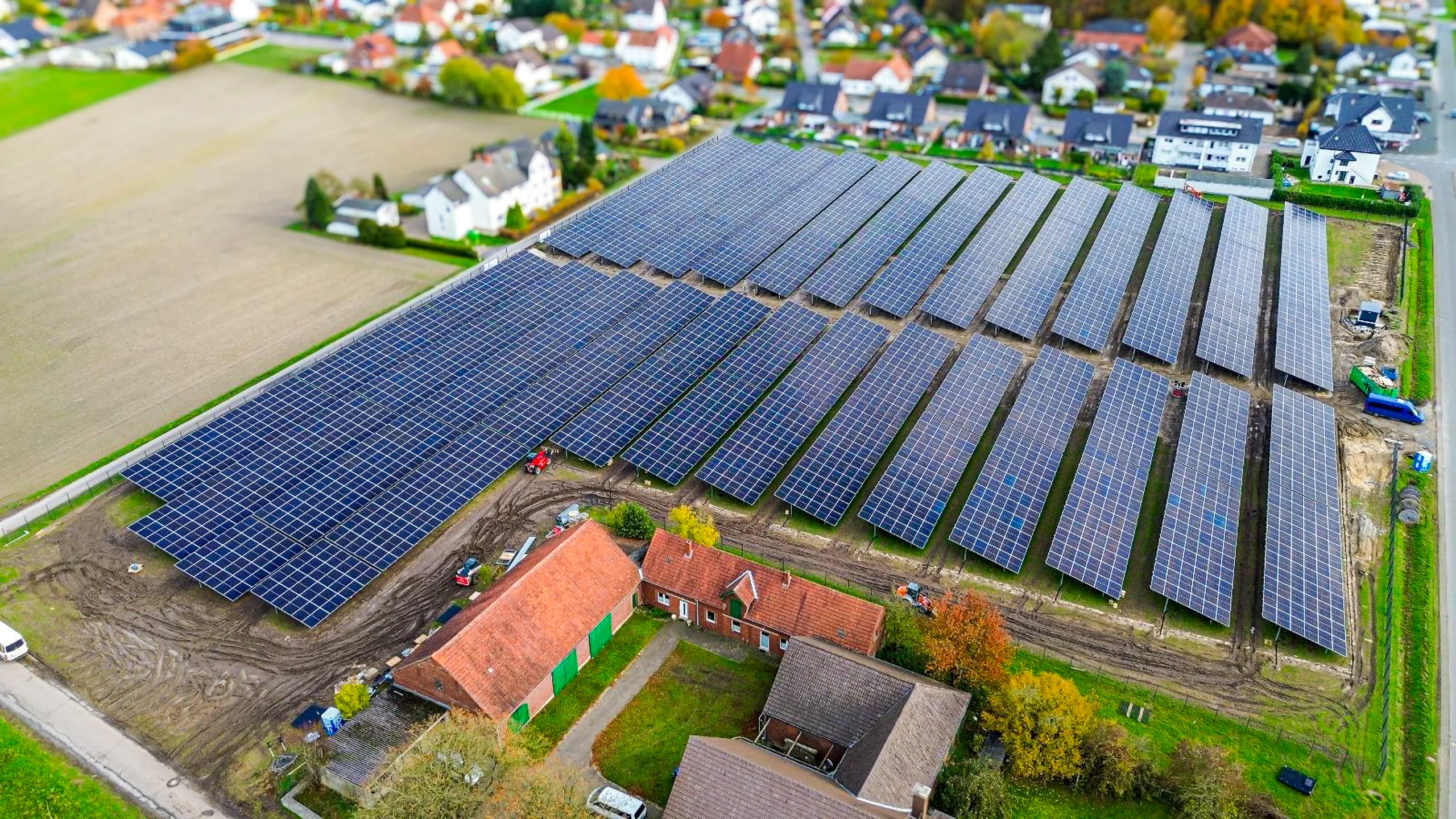 groetsch-partner-pv-roedinghausen-3200kwp–5 Luftbild: PV-Freiflächenanlage Rödinghausen eingebettet in die Landschaft
