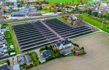 Luftaufnahme der Freiflächen-Photovoltaikanlage Rödinghausen von Grötsch & Partner