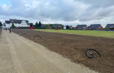 Kabelenden ragen aus dem Boden auf der PV-Baustelle Rödinghausen