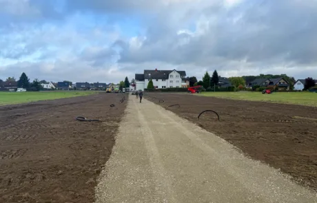 Kabelbündel und Schutzrohre in der Bauphase der PV-Anlage Rödinghausen