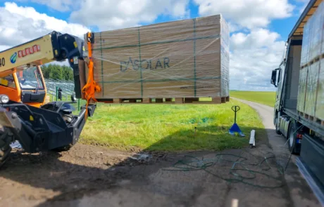 Bauphase PV-Anlage Üttfeld mit Montageteam auf der Fläche