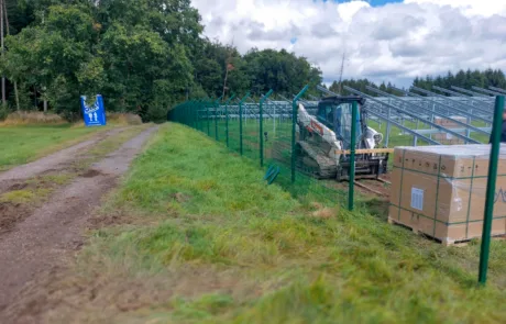 Blick vom Feldweg auf den eingezäunten Solarpark Üttfeld