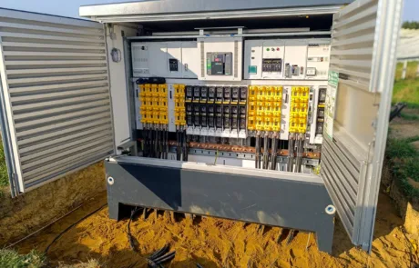 Detail eines Wechselrichters mit Beschriftung in Üttfeld