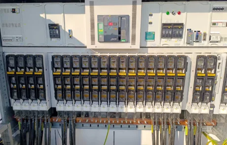 Techniker kontrolliert Messwerte am Schaltschrank Üttfeld