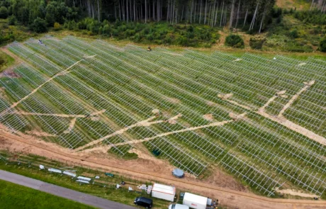 Weg zwischen den Modulreihen mit Blick auf die Station