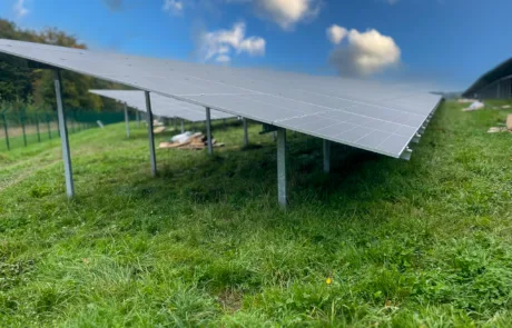 Sonnenreflexion auf Modulfläche Üttfeld aus der Nähe