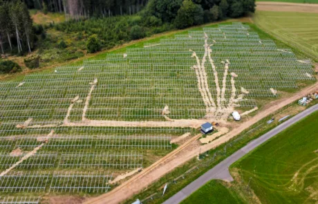 Drohnenbild über der Trafostation mit Kabeltrassen
