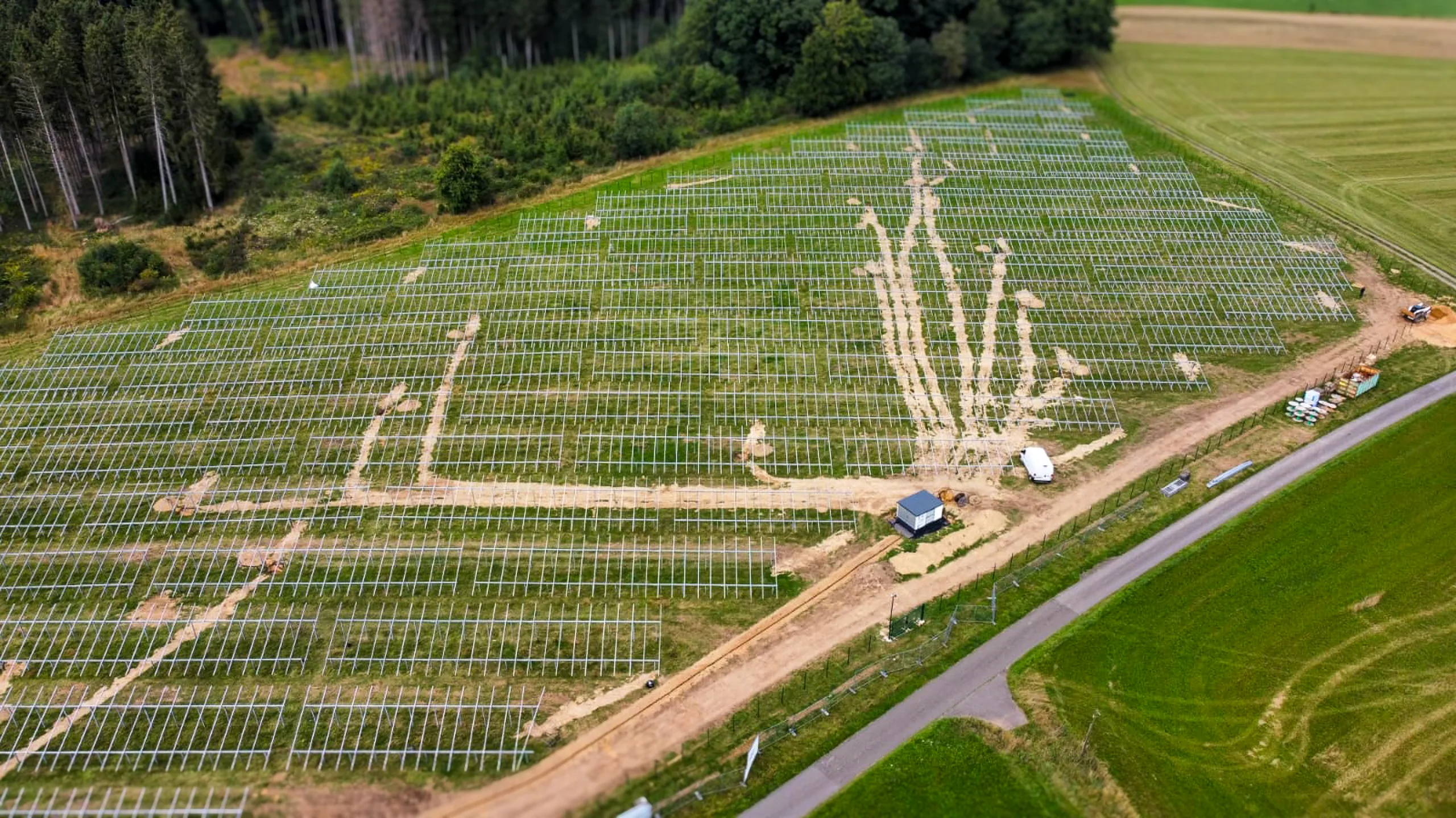 groetsch-partner-pv-uettfeld-5000kwp-gesamtansicht-20 Drohnenbild über der Trafostation mit Kabeltrassen