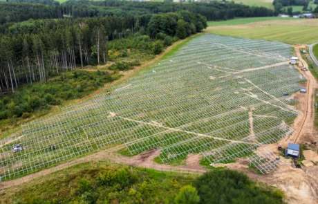 Abendlicht auf der PV-Anlage Üttfeld mit langen Schatten