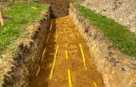 Kabeltrommeln und Materiallogistik am Rand der Baustelle