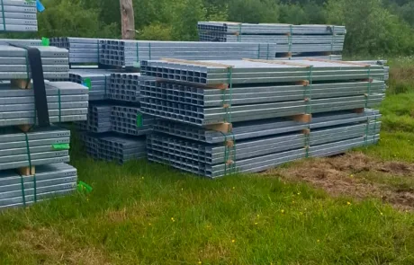 Unterkonstruktion und Pfähle auf dem Gelände Üttfeld