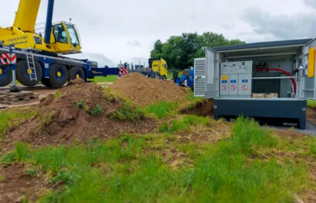 Montagecrew richtet Modulreihen auf der Fläche Üttfeld aus