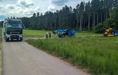 Mitarbeiter von Grötsch & Partner im Gespräch vor der Anlage