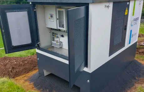 Techniker von Grötsch & Partner prüft Anlage Üttfeld