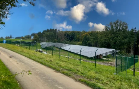 Symbolfoto: Sonne über den PV-Feldern von Üttfeld