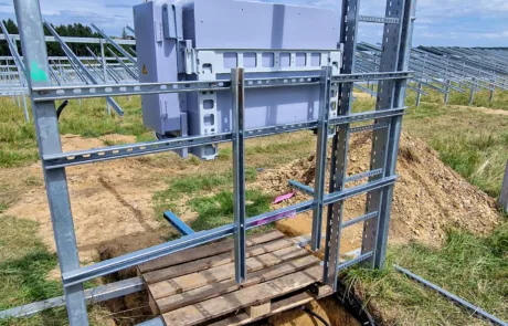 Detail eines Wechselrichters mit Beschriftung in Üttfeld