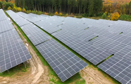 Drohnenaufnahme Üttfeld – PV-Feld in der Landschaft