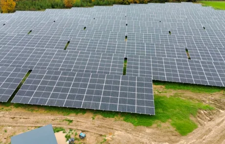 Teilansicht PV-Feld mit Fokus auf eine Modulgruppe