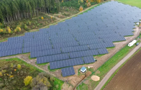Panoramaaufnahme des gesamten Solarparks Üttfeld