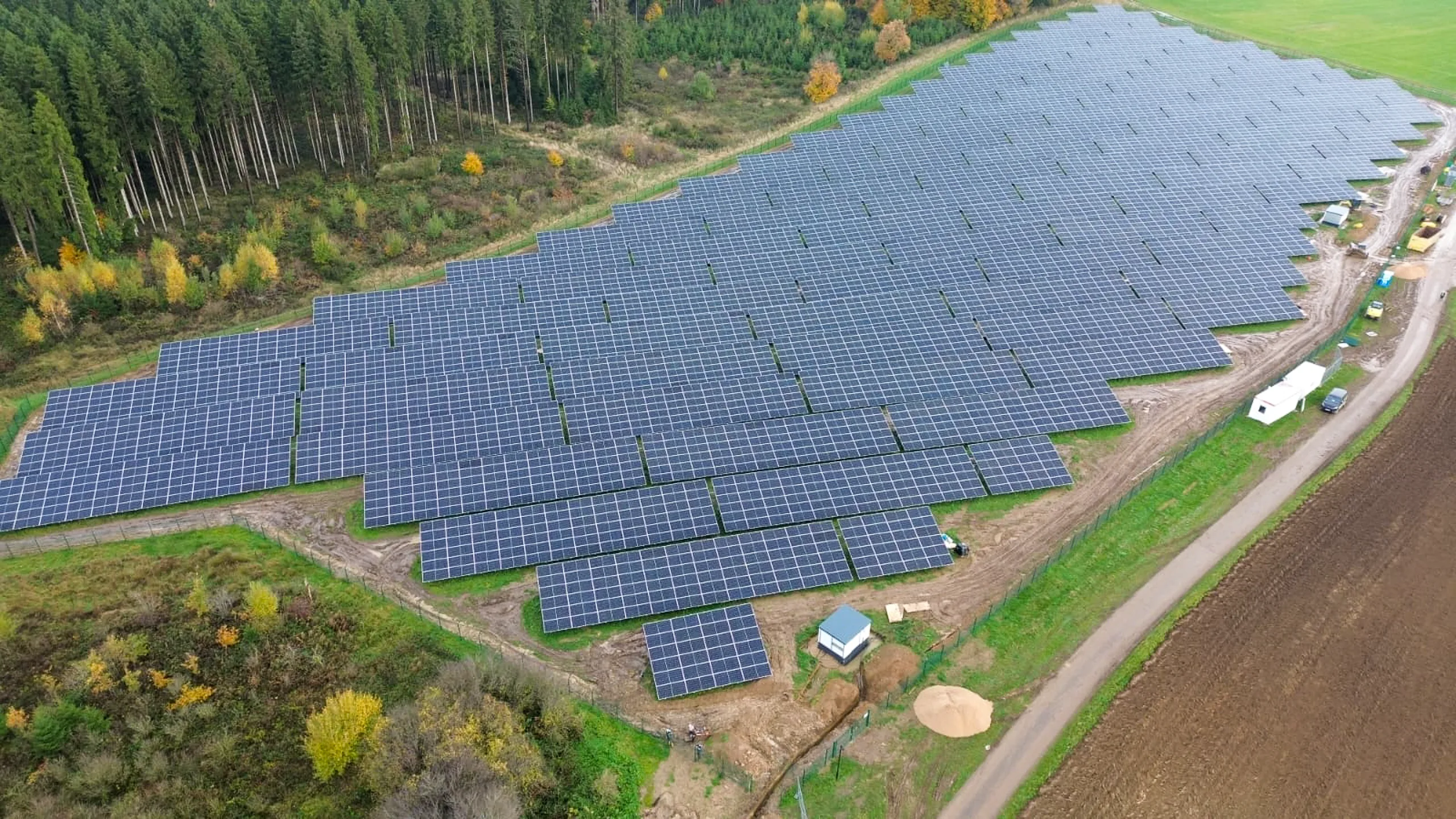 groetsch-partner-pv-uettfeld-5000kwp-gesamtansicht-47 Panoramaaufnahme des gesamten Solarparks Üttfeld