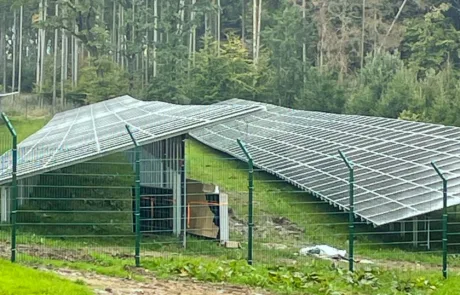 Blick entlang einer Modulreihe Solarpark Üttfeld