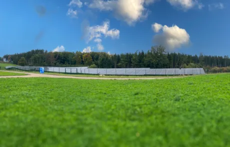 Sicherheitszaun und Zugang zur PV-Anlage Üttfeld